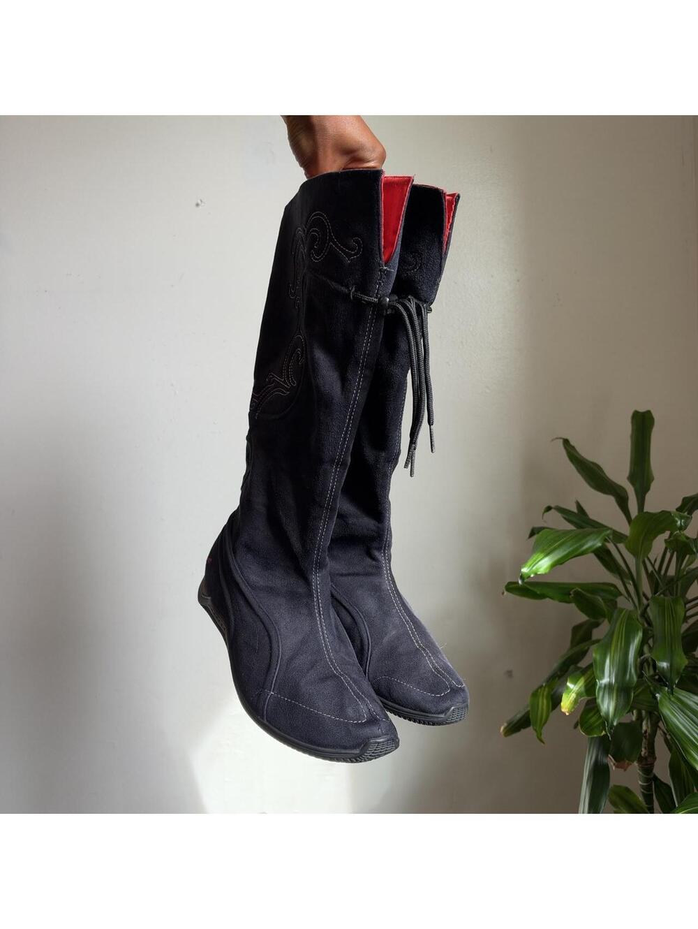 2000s Puma black Suede Knee High Boxing pull on Boots Red Satin Lining US 9 - Picture 3 of 8